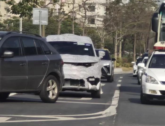 小鹏首款增程车型曝光,纯电续航430km,三排六座布局