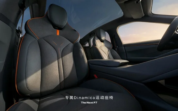 全新小鹏P7鹏翼门亮相：拥有哑光银配色和迎宾踏板等专属配置