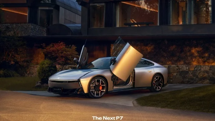 全新小鹏P7鹏翼门亮相：拥有哑光银配色和迎宾踏板等专属配置