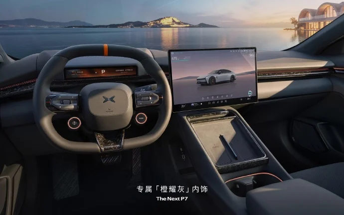 全新小鹏P7鹏翼门亮相：拥有哑光银配色和迎宾踏板等专属配置