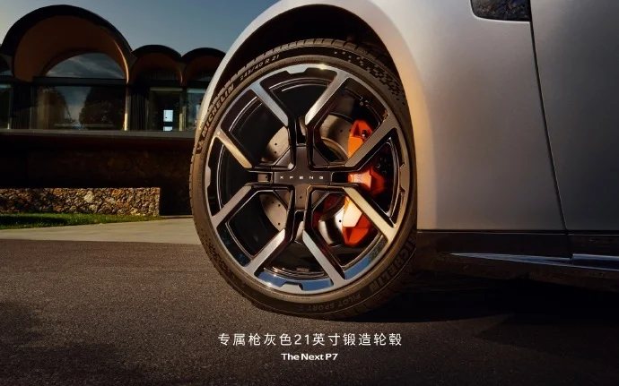 全新小鹏P7鹏翼门亮相：拥有哑光银配色和迎宾踏板等专属配置
