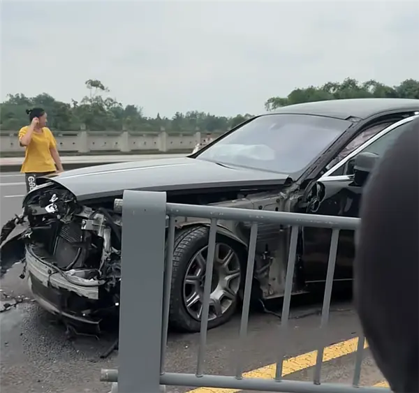 小米YU7还没上牌就被劳斯莱斯撞了 一旁特斯拉未能幸免