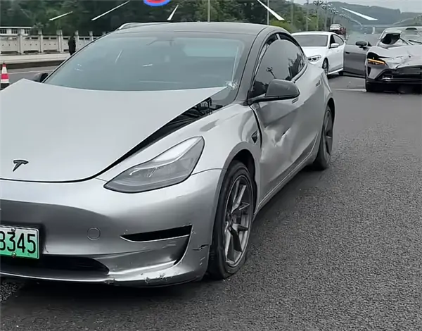 小米YU7还没上牌就被劳斯莱斯撞了 一旁特斯拉未能幸免