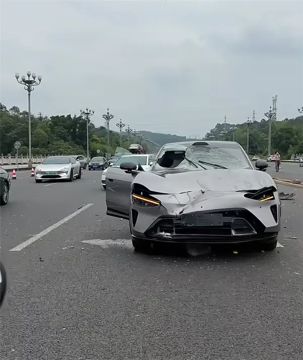 小米YU7还没上牌就被劳斯莱斯撞了 一旁特斯拉未能幸免