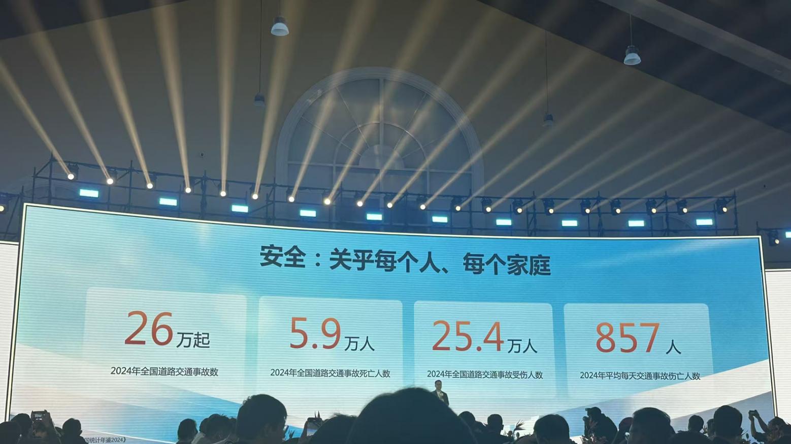 华为乾崑智驾，再向前一步